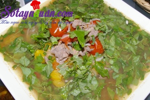 Canh thịt bò hành răm cho ngày lạnh