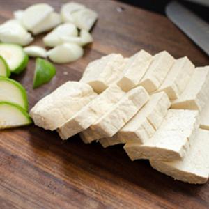 Cách làm canh thịt bò nấu đậu hũ và bí ngòi