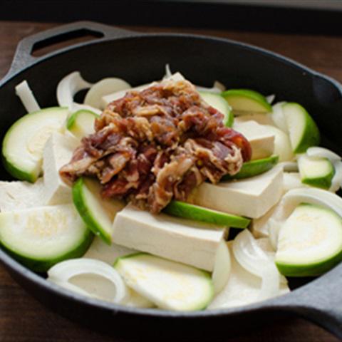 Cách làm canh thịt bò nấu đậu hũ và bí ngòi