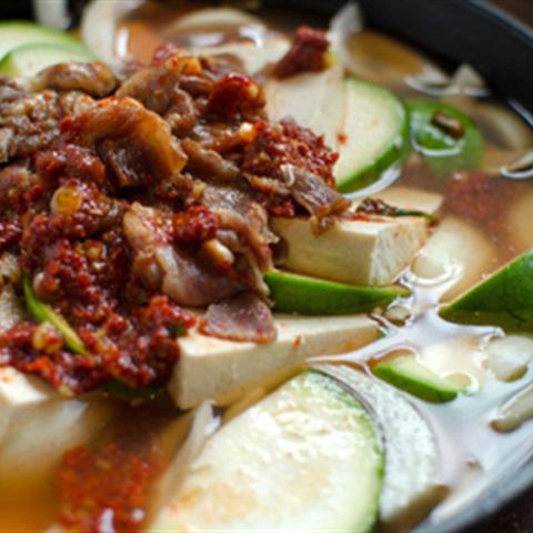 Cách làm canh thịt bò nấu đậu hũ và bí ngòi