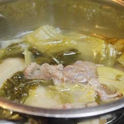 Cách làm canh thịt bò nấu dưa chua