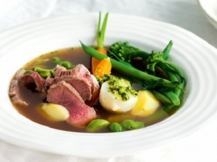 Canh thịt bò nấu rau củ