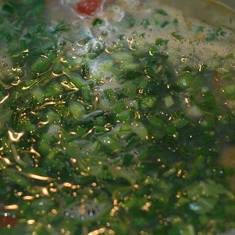 Cách làm canh thịt hến nấu cà chua