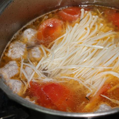 Cách làm canh thịt viên nấu nấm