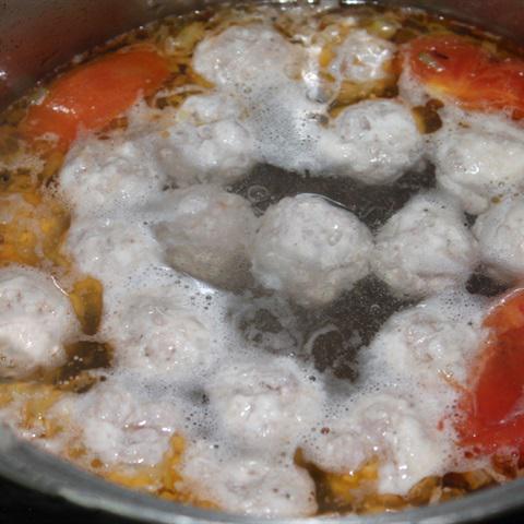 Cách làm canh thịt viên nấu nấm