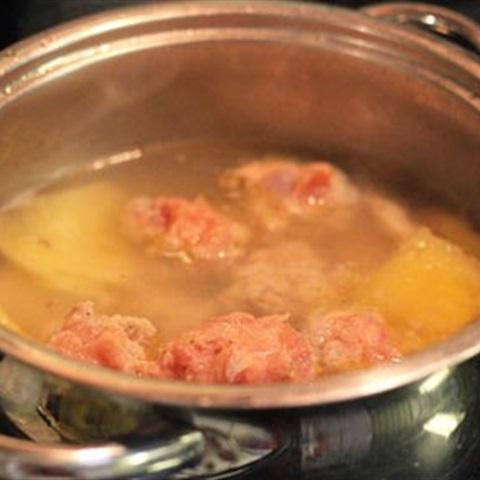 Cách làm canh thịt viên nấu rau tiến vua