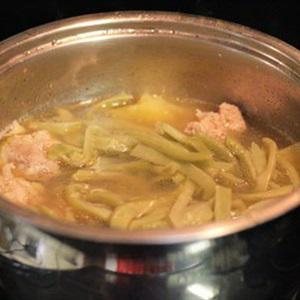 Cách làm canh thịt viên nấu rau tiến vua