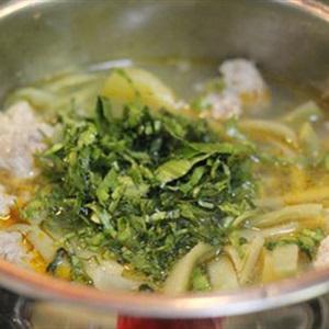 Cách làm canh thịt viên nấu rau tiến vua