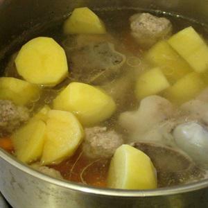 Cách làm canh thịt viên rau củ