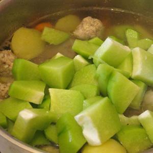 Cách làm canh thịt viên rau củ