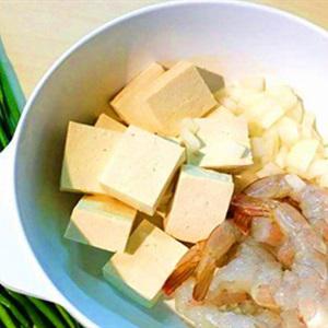 Cách làm canh tôm đậu hũ nấu lá hẹ