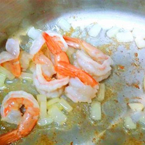 Cách làm canh tôm đậu hũ nấu lá hẹ