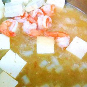 Cách làm canh tôm đậu hũ nấu lá hẹ