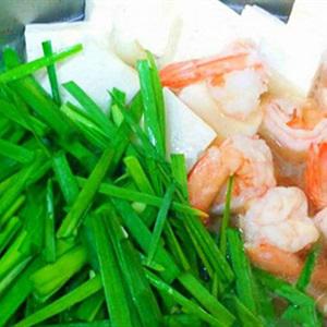 Cách làm canh tôm đậu hũ nấu lá hẹ