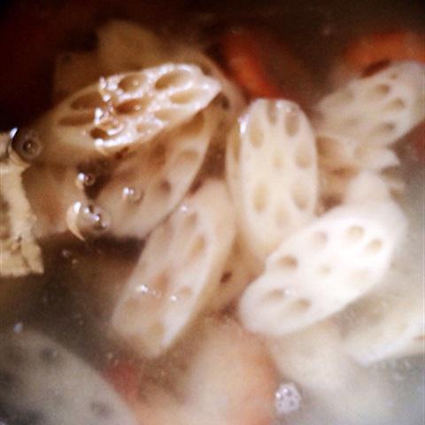 Cách làm canh tôm nấu củ sen