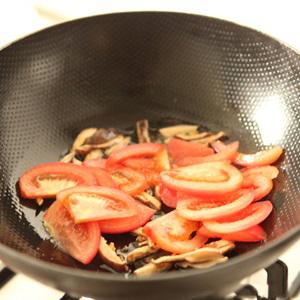 Cách làm canh trứng gà cà chua