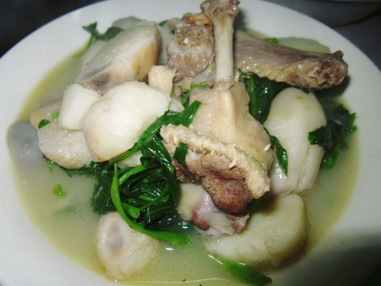 Canh vịt khoai sọ rau muống