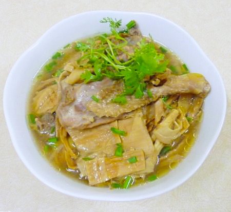 Canh vịt nấu măng cho ngày sum họp