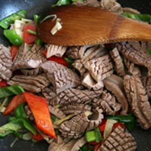 Cách làm cật heo xào ớt chuông