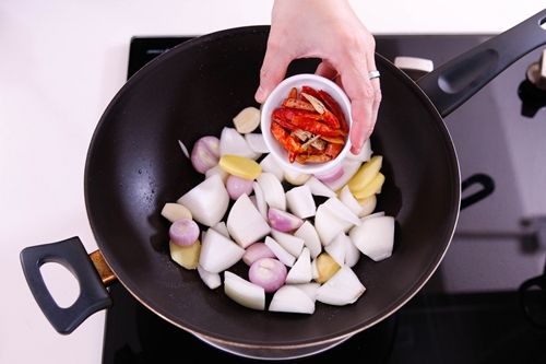 Cay bỏng lưỡi với tô mì cay Hàn Quốc cấp độ 7 bằng 4 bước đơn giản