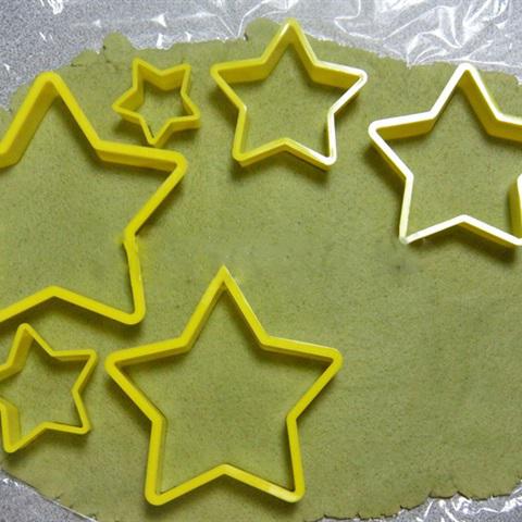 Cách làm cây thông Noel từ bánh cookie trà xanh