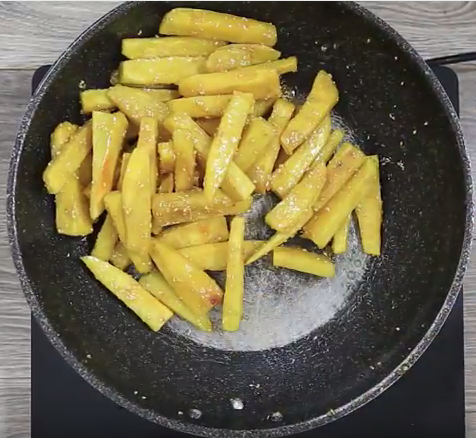 Cay xé món gà xào húng quế kiểu Thái ăn 1 lại muốn ăn 10