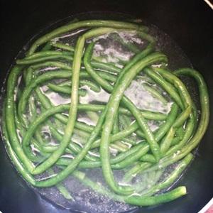 Cách làm chả cá bọc đậu đũa