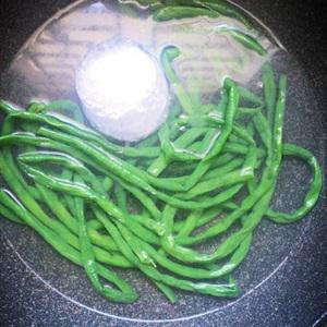 Cách làm chả cá bọc đậu đũa