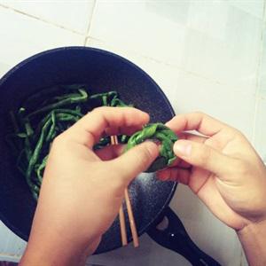 Cách làm chả cá bọc đậu đũa