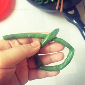 Cách làm chả cá bọc đậu đũa