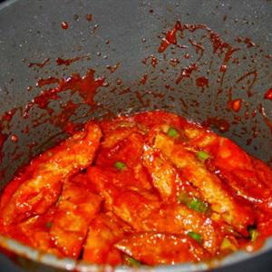 Cách làm chả cá sốt cà chua