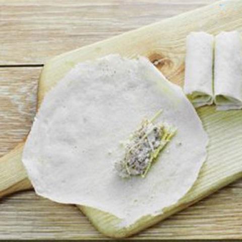 Cách làm chả giò cuốn tôm dừa