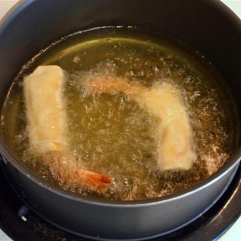 Cách làm chả giò cuốn tôm