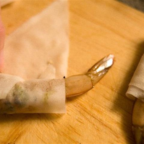 Cách làm chả giò nhân tôm và vải