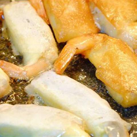 Cách làm chả giò nhân tôm và vải