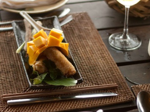 Chả giò xoài và chuối chấm sốt sô-cô-la