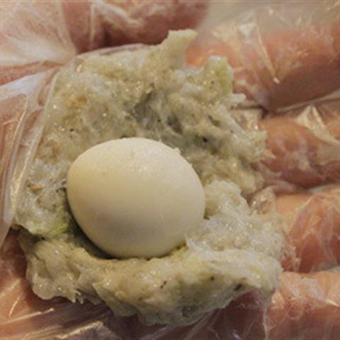 Cách làm chả tôm bọc trứng cút