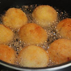 Cách làm chả tôm bọc trứng cút