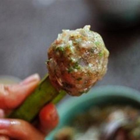 Cách làm chả tôm cuốn đậu bắp