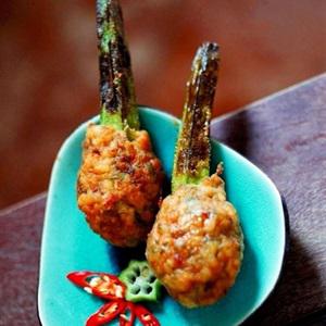 Cách làm chả tôm cuốn đậu bắp