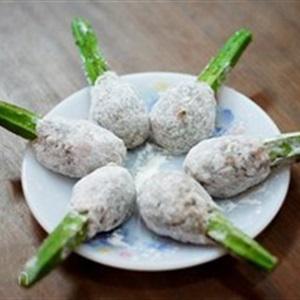 Cách làm chả tôm cuốn đậu bắp