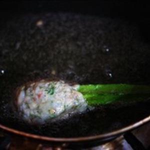 Cách làm chả tôm cuốn đậu bắp