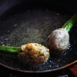 Cách làm chả tôm cuốn đậu bắp