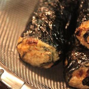 Cách làm chả tôm cuộn rong biển