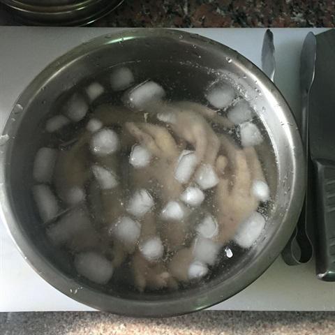 Cách làm chân gà ngâm sả ớt