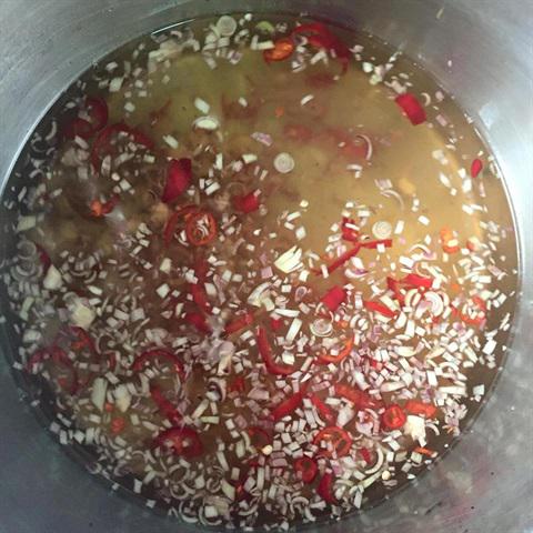 Cách làm chân gà ngâm sả ớt