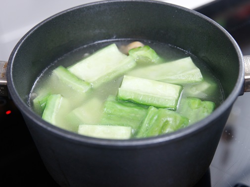 Chân gà nướng muối ớt thơm lừng, giòn cay đậm vị