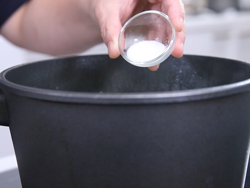 Chân gà nướng muối ớt thơm lừng, giòn cay đậm vị