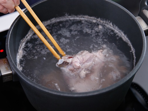 Chân gà nướng muối ớt thơm lừng, giòn cay đậm vị