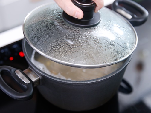 Chân gà nướng muối ớt thơm lừng, giòn cay đậm vị